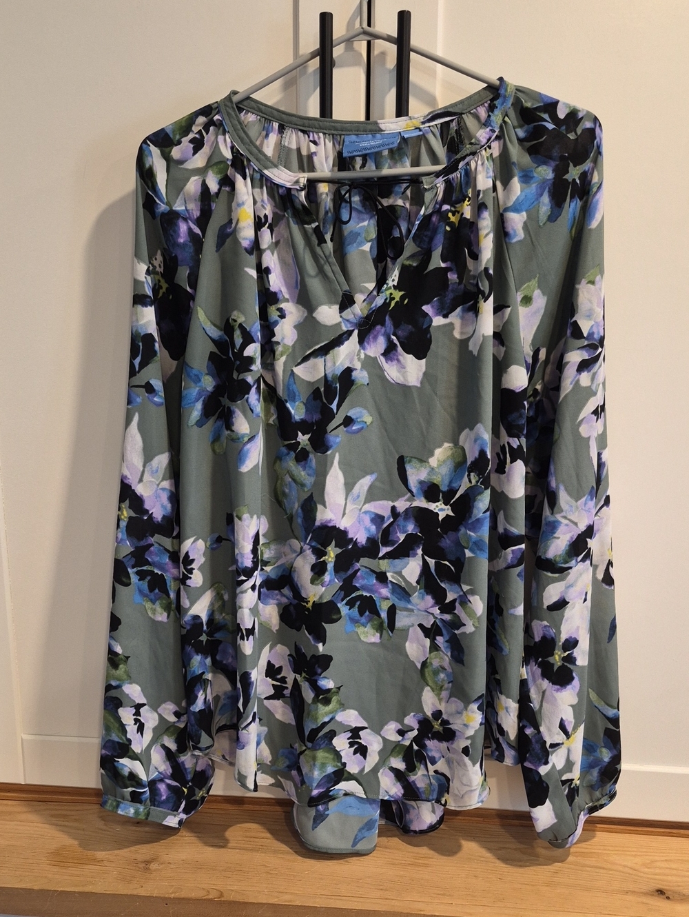 💙 Vera Wang Sage Green Floral Long-Sleeve Blouse
